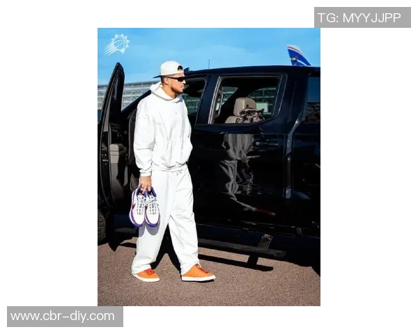 库里赛前训练穿上布克首款签名鞋Book1迎战太阳队展现默契配合 库里赛前训练穿上布克首款签名鞋Book1迎战太阳队展现默契配合