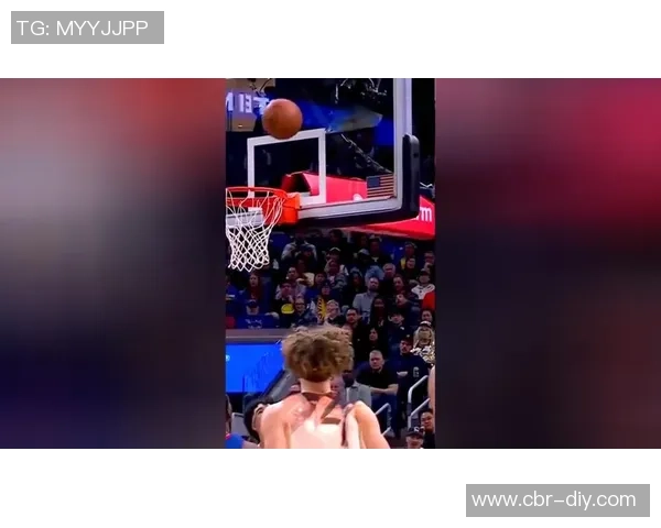 小南斯篮下强势进攻旱地拔葱单臂暴扣展现霸主风范 小南斯篮下强势进攻旱地拔葱单臂暴扣展现霸主风范