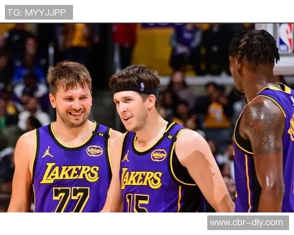 湖人训练场景曝光斯玛特紧逼八村里夫斯全力防守展现团队默契 湖人训练场景曝光斯玛特紧逼八村里夫斯全力防守展现团队默契