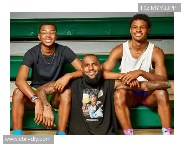 詹姆斯与儿子布朗尼打高尔夫分享珍贵亲子时光感悟人生乐趣